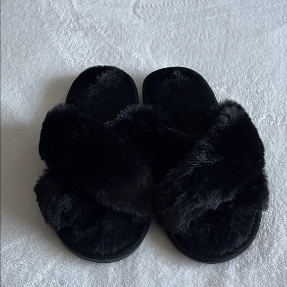 Cozy Black Faux Fur Slippers - Picture 2 of 3